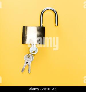 vue de dessus du cadenas avec touches isolées sur le jaune Banque D'Images