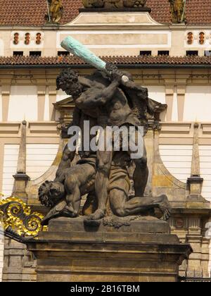 La statue de Fighting Giants au-dessus de l'entrée de la porte du château. Prague. République Tchèque Banque D'Images