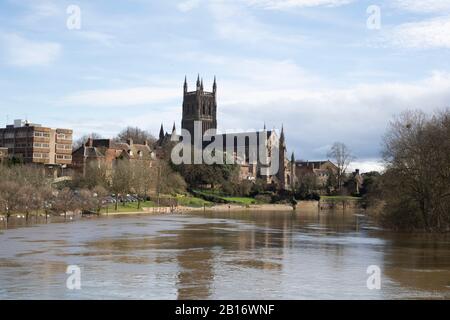 Worcester Cathederal, Worcester City, Angleterre, Royaume-Uni, 23/02/2020 . Rivière Inondée Severn Du Pont Sabrina. Flood Peak Time River a fait éclater ses rives et les drains d'orage se sont sauvegardés après une forte chute de pluie. Banque D'Images