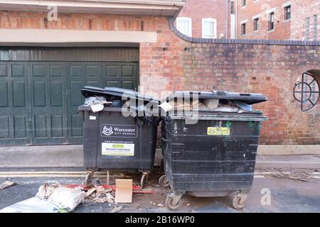 Worcester Cathederal, Worcester City, Angleterre, Royaume-Uni, 23/02/2020 . Rivière Inondée Severn Du Pont Sabrina. Nettoyez les poubelles en fonctionnement. Banque D'Images