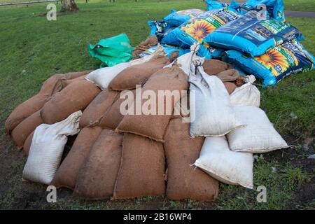 Sacs De Sable Près De Worcester Cathederal, Worcester City, Angleterre, Royaume-Uni, 23/02/2020 . Rivière Inondée Severn Du Pont Sabrina. Flood Peak Time River a fait éclater ses rives et les drains d'orage se sont sauvegardés après une forte chute de pluie. Banque D'Images