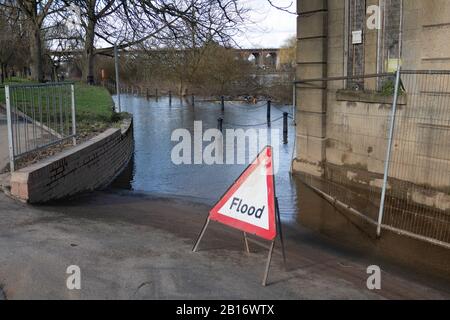 La crue de Worcester River Severn s'est reculée. 23/02/20120 Worcester, Angleterre Royaume-Uni. Les eaux des premières inondations de cette année sont en train de reculer le soleil brille sur les débris autrefois inondés de la rivière severn Worcester Banque D'Images