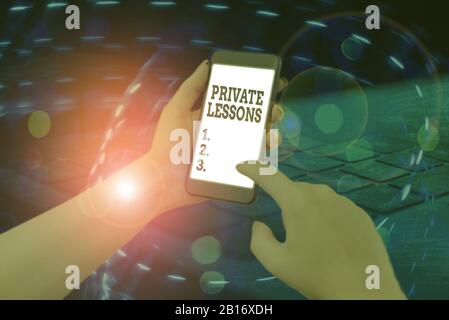 Signe texte montrant des leçons privées. Photo d'affaires présentant l'enseignement qui est habituellement payé en privé par les petits groupes Banque D'Images