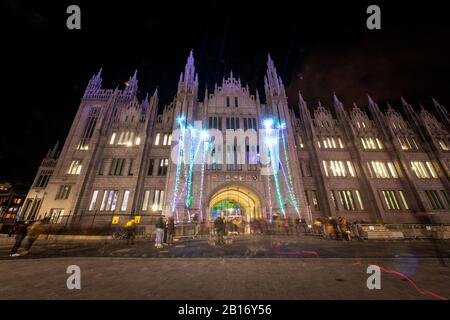 Créatures des profondeurs installation lumineuse et projections sur le Marischal College lors de Spectra, le festival des lumières d'Aberdeen, Aberdeen, Écosse, Royaume-Uni Banque D'Images