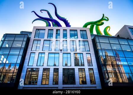 Photographié « créatures des profondeurs » en dehors des SPECTRES du Marischal College, le Festival of Light d'Écosse, revient à Aberdeen pour le f Banque D'Images