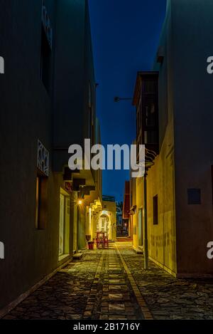 Une allée étroite la nuit avec des magasins éclairés et un espace sombre pour le copier, el Gouna, Egypte, 17 janvier 2020 Banque D'Images