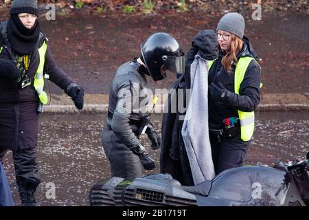 Glasgow, Écosse, Royaume-Uni. 23 février 2020. Gros plan regardez le costume porté par le coureur de cascades (peut-être une femme catard) pendant le tournage de Batman à Glasgow. Crédit: Kay Roxby/Alay Live News Banque D'Images