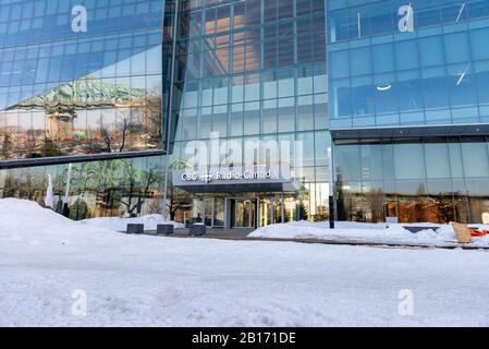 Montréal Québec Canada le 23 février 2020 : le nouvel édifice de la SRC à Montréal a été pris à l'entrée avec de la neige au sol Banque D'Images