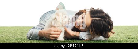 Photo panoramique d'une femme regardant le chiot Havanais isolé sur blanc Banque D'Images