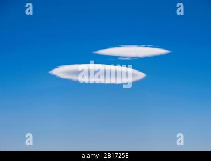 Nuages lenticulaires, Altocumulus lenticularis. Pyrénées. Pedraforca. Barcelone. Catalogne. Espagne Banque D'Images