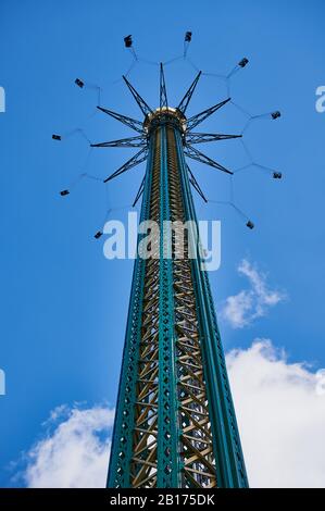 Vienne, Autriche - 20 Février 2020 : La Tour Prater Praterturm Dans Le Parc Prater. La Tour Prater est la plus haute oscillation de vol au monde avec une hauteur de 117 mètres . Banque D'Images