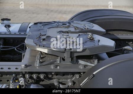 Vue de la partie arrière du chariot à 18 roues. Les accouplements de cinquième roue visibles sont montés sur un tracteur pour le connecter à la remorque. Banque D'Images