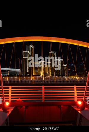 Complexe hôtelier et résidence vu par le pont Dagu la nuit, Tianjin, Chine Banque D'Images