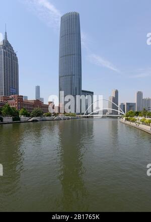 Vue sur la rivière Haihe jusqu'au centre financier mondial de Tianjin et au pont Dagu, Tianjin, Chine Banque D'Images