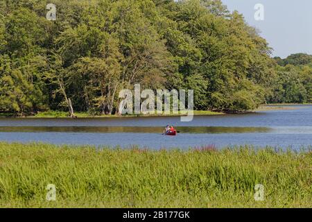 Québec,Canada.Un couple canoë sur la rivière des Mille-Îles dans la région de Terrebonne, Québec. Banque D'Images