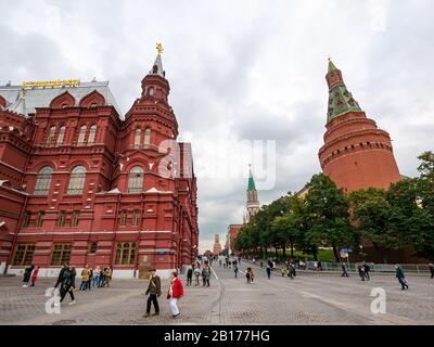 Musée Historique De L'État & Corner Arsenal Tower Sur Le Mur Du Kremlin, Place Manezhnaya, Moscou, Fédération De Russie Banque D'Images