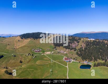 Vue aérienne du plateau de montagne de l'Alpe di Siusi en Italie Banque D'Images