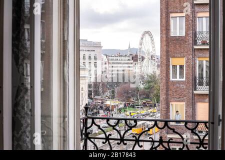 Budapest, Hongrie - 14 décembre 2019: Marché des expositions de Noël, place Madach, vue sur la rue et Deák tér un jour nuageux. Banque D'Images