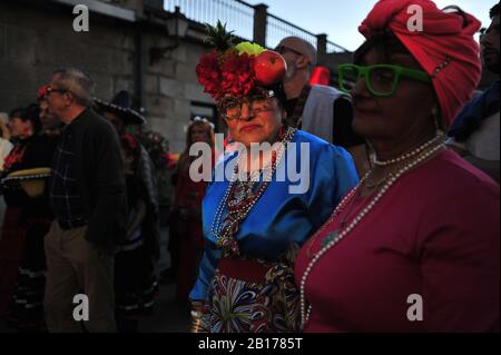 Vilardevos, Galice, Espagne. 22 février 2020. Des femmes âgées vues pendant la parade.Vilardevos parade est un carnaval typique de Galice, une petite ville située dans la province d'Orense, qui célèbre les carnavals de façon ancestrale, les chocaleiros (participants) défilent dans les rues vêtues de masques et de costumes colorés, sonnant leurs cloches de vache, appelées ''chocas'', en tournée la ville au son de la musique et des groupes avec de grands tambours qui font que tous les voisins grondent. Crédit: Elsa A Bravo/SOPA Images/ZUMA Wire/Alay Live News Banque D'Images