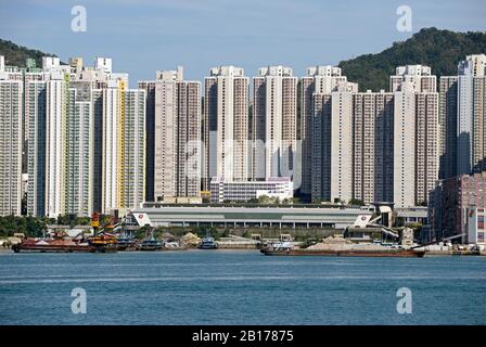 Station de métro Yau Tong MTR nichée en face de nombreux gratte-ciel sur Kowloon vu de l'île de Hong Kong, Chine Banque D'Images