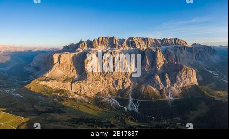 Vue aérienne du Gardena Pass et du groupe Sella, Italie Banque D'Images