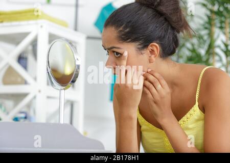 jeune femme et concept de correction cosmétique Banque D'Images