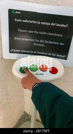 Commentaires sur la propreté des toilettes à l'aéroport de Palma, Espagne, Iles Baléares, Majorque, Palma Banque D'Images