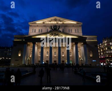 Théâtre Bolchoï éclairé la nuit avec des gens sur la place, place du Théâtre, Moscou, Fédération de Russie Banque D'Images