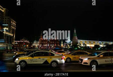 Trafic De Nuit, Place Manezhnaya Avec Le Kremlin Towers & State Museum, Moscou, Fédération De Russie Banque D'Images