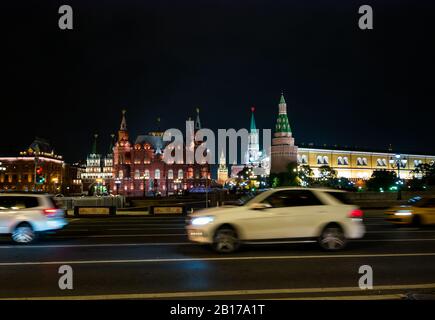 Trafic De Nuit, Place Manezhnaya Avec Le Kremlin Towers & State Museum, Moscou, Fédération De Russie Banque D'Images