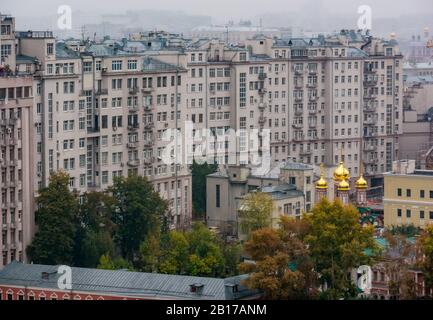 Immeuble d'appartements et coupoles d'oignons d'or de l'Église Saint Nicolas à Khamovniki, Moscou, Fédération de Russie Banque D'Images