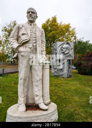 Statue en pierre de marbre de Lénine, parc de sculptures de Muzeon Art Park ou parc des Héros Tombés, Moscou, Fédération de Russie Banque D'Images