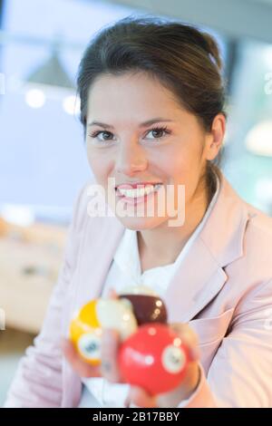 portrait d'une femme tenant des boules de billard Banque D'Images