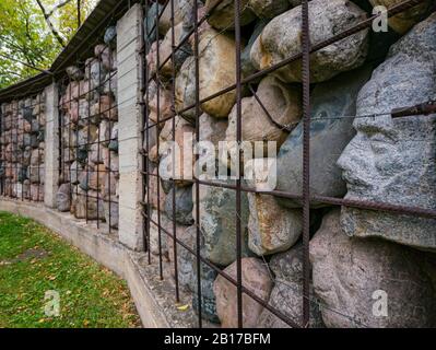 Mémorial politique des têtes de pierre en cage commémorant les victimes de la répression stalinienne par Evgeny Khubarov, parc de sculptures de Muzeon, Moscou, Russie Banque D'Images