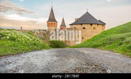 Les vestiges du château de la vieille ville d'Ukraine, Kamenets-Podilsk. Banque D'Images