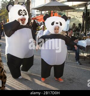 Sitges, ESPAGNE - 23 février 2020: Les gens au dernier jour du carnaval de Sitges. Funéraire Carnestoltes - 'Burial de la Sardine' à Sitges Banque D'Images