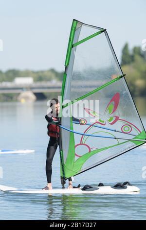 un homme pendant la pratique de la planche à voile Banque D'Images