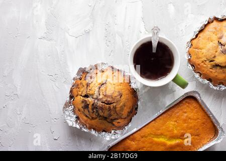 Gros plan Délicieux Gâteaux et dessert Avec tasse à thé, tendance thé froid Banque D'Images