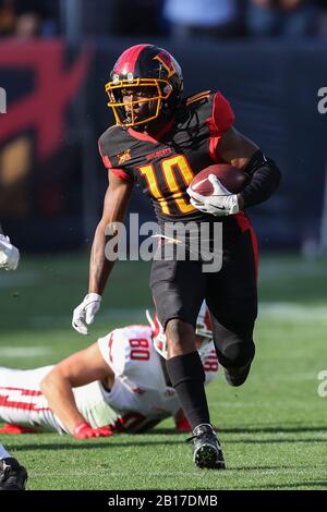 23 février 2020: Kermit Whitfield (10), grand récepteur de la Wildcats, a lieu après la prise dans la première moitié du jeu entre DC Defenders et Los Angeles Wildcats, Dignité Health Sports Park, Carson, CA. Peter Joneleit/CSM Banque D'Images