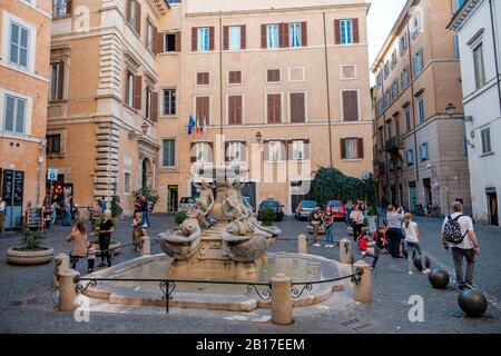 La Fontana Delle Tartarughe, La Fontaine De La Tortue, La Fontaine De La Renaissance Italienne Sur La Piazza Mattei, Le District De SanT'Angelo, Rome, Italie Banque D'Images