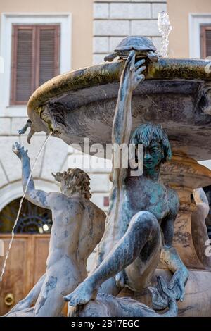 La Fontana Delle Tartarughe, La Fontaine De La Tortue, La Fontaine De La Renaissance Italienne Sur La Piazza Mattei, Le District De SanT'Angelo, Rome, Italie Banque D'Images