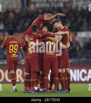 Rome, Italie. 23 février 2020. Les joueurs roms célèbrent lors d'un match de football de Serie entre Roma et Lecce à Rome, Italie, le 23 février 2020. Crédit: Augusto Casasoli/Xinhua/Alay Live News Banque D'Images