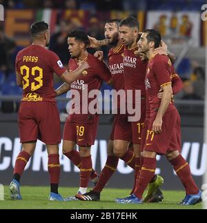 Rome, Italie. 23 février 2020. Les joueurs roms célèbrent lors d'un match de football de Serie entre Roma et Lecce à Rome, Italie, le 23 février 2020. Crédit: Augusto Casasoli/Xinhua/Alay Live News Banque D'Images