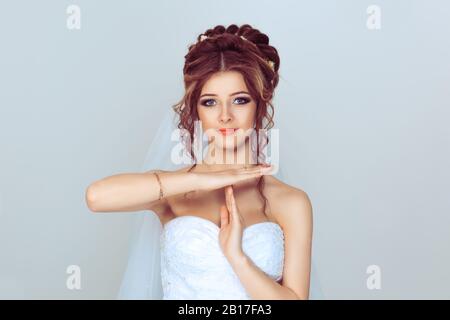 Gros plan portrait jeune femme mariée montrant un geste d'expiration avec des mains isolées sur fond bleu clair Banque D'Images