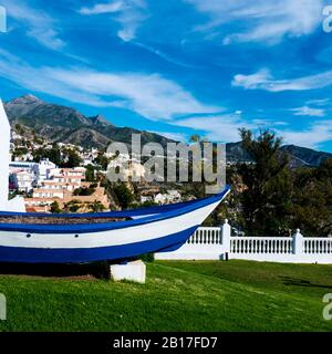 Bateau de pêche redondant dans la station balnéaire de Nerja sur la Costa del sol orientale Banque D'Images