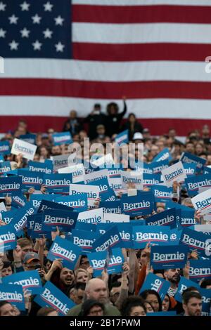 Les partisans applaudissaient et torrent les signes de la candidate à la présidence Bernie Sanders (non présentée), qui parle à une foule de 12 000 personnes à Austin lors du dernier événement d'un week-end de swing à travers le Texas après avoir remporté les caucus démocrates du Nevada samedi. Banque D'Images