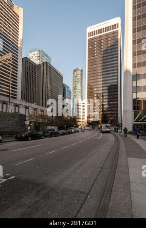 Vancouver, CANADA - 19 FÉVRIER 2020 : matin d'hiver dans le centre-ville, vue sur la rue, centre d'affaires. Banque D'Images