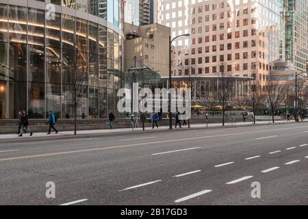 Vancouver, CANADA - 19 FÉVRIER 2020 : matin d'hiver dans le centre-ville, vue sur la rue, centre d'affaires. Banque D'Images