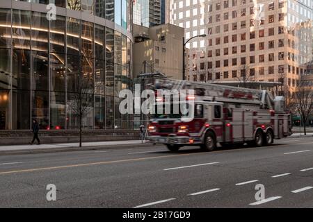 Vancouver, CANADA - 19 FÉVRIER 2020 : camion de pompiers dans la rue au centre-ville. Banque D'Images