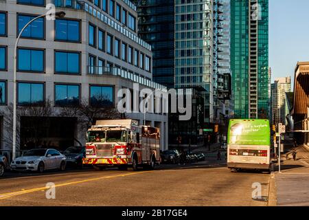 Vancouver, CANADA - 19 FÉVRIER 2020 : camion de pompiers dans la rue au centre-ville. Banque D'Images